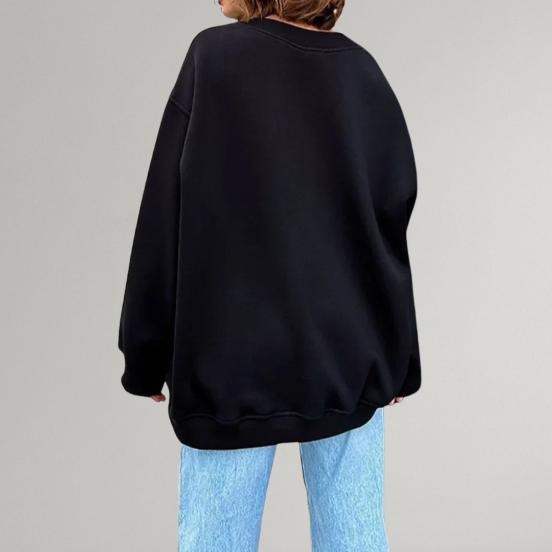 Trendy dame draagt comfortabele oversized trui met ronde hals, perfect voor casual mode.