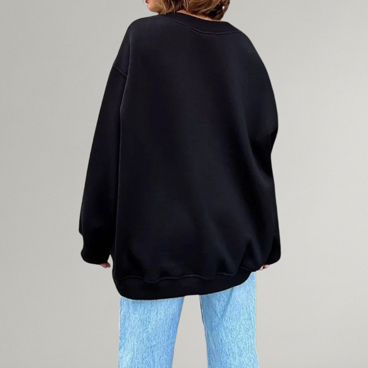 Trendy dame draagt comfortabele oversized trui met ronde hals, perfect voor casual mode.
