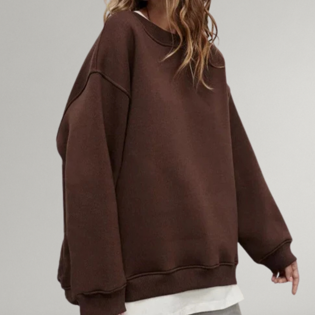 Detail van de zachte stof en losvallende pasvorm van deze comfortabele oversized dames sweater.