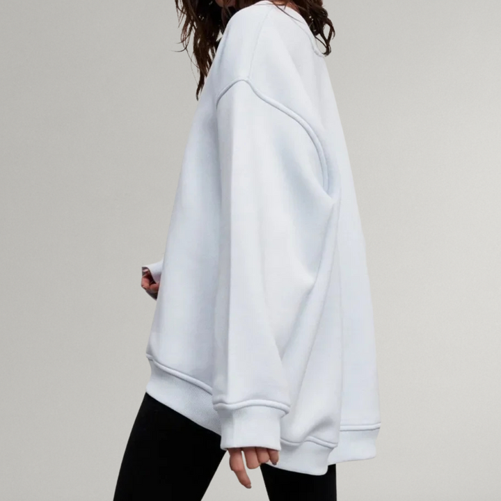 Modieuze oversized sweater voor dames, combineert comfort met een trendy casual uitstraling.