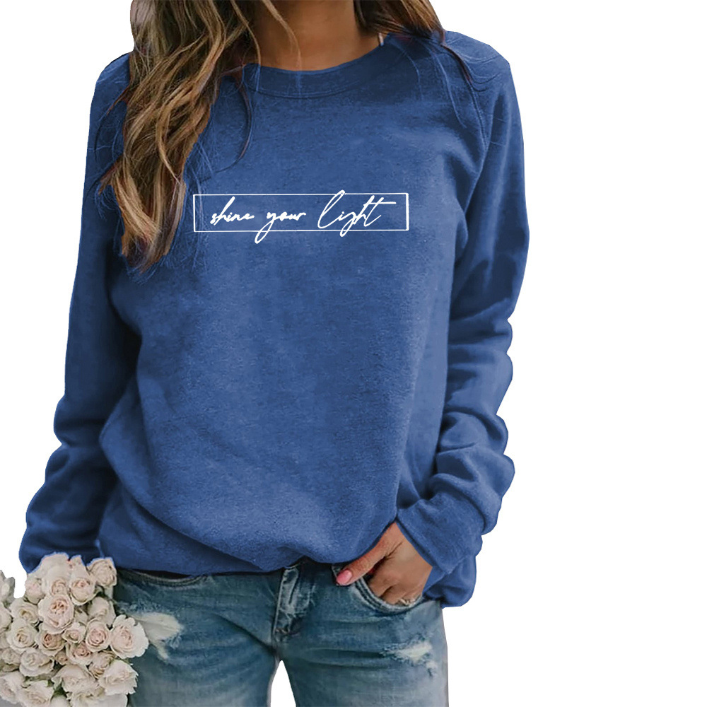 Zachte drape van oversized dames sweatshirt; casual comfort met modieuze slogan print op de voorkant.
