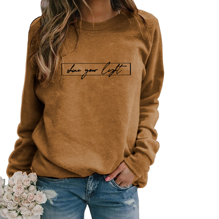 Close-up van de kwaliteitsvolle slogan print op een trendy dames oversized sweatshirt.