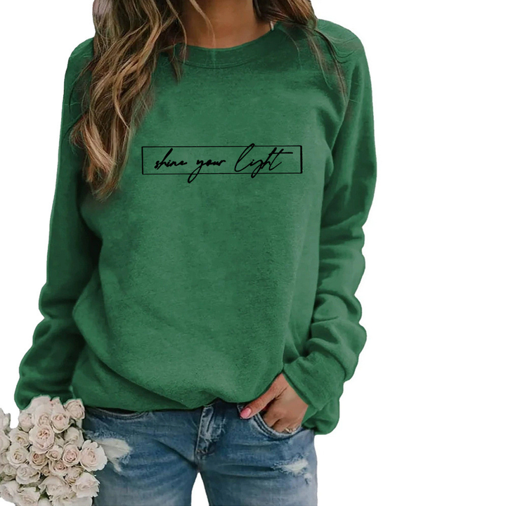 Model draagt comfortabel oversized dames sweatshirt met slogan print; toont casual, modieuze stijl.