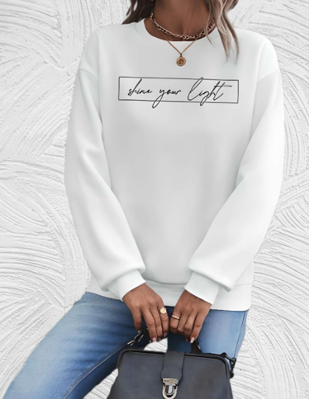 Gedetailleerd vooraanzicht van dames oversized sweatshirt met duidelijke, trendy slogan print.