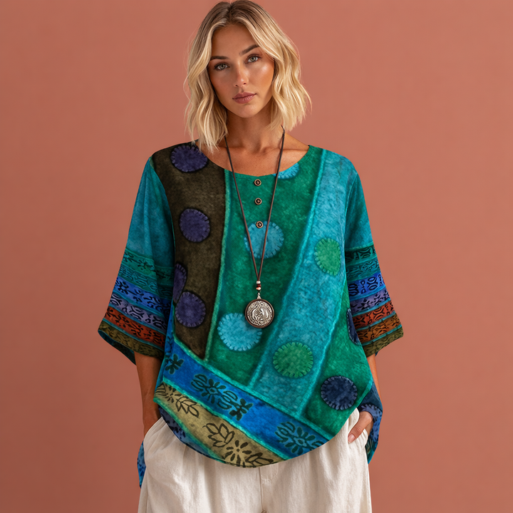 Modieuze oversized zomertop voor dames met levendige, abstracte kleurrijke print. Ideaal voor zomerse dagen.