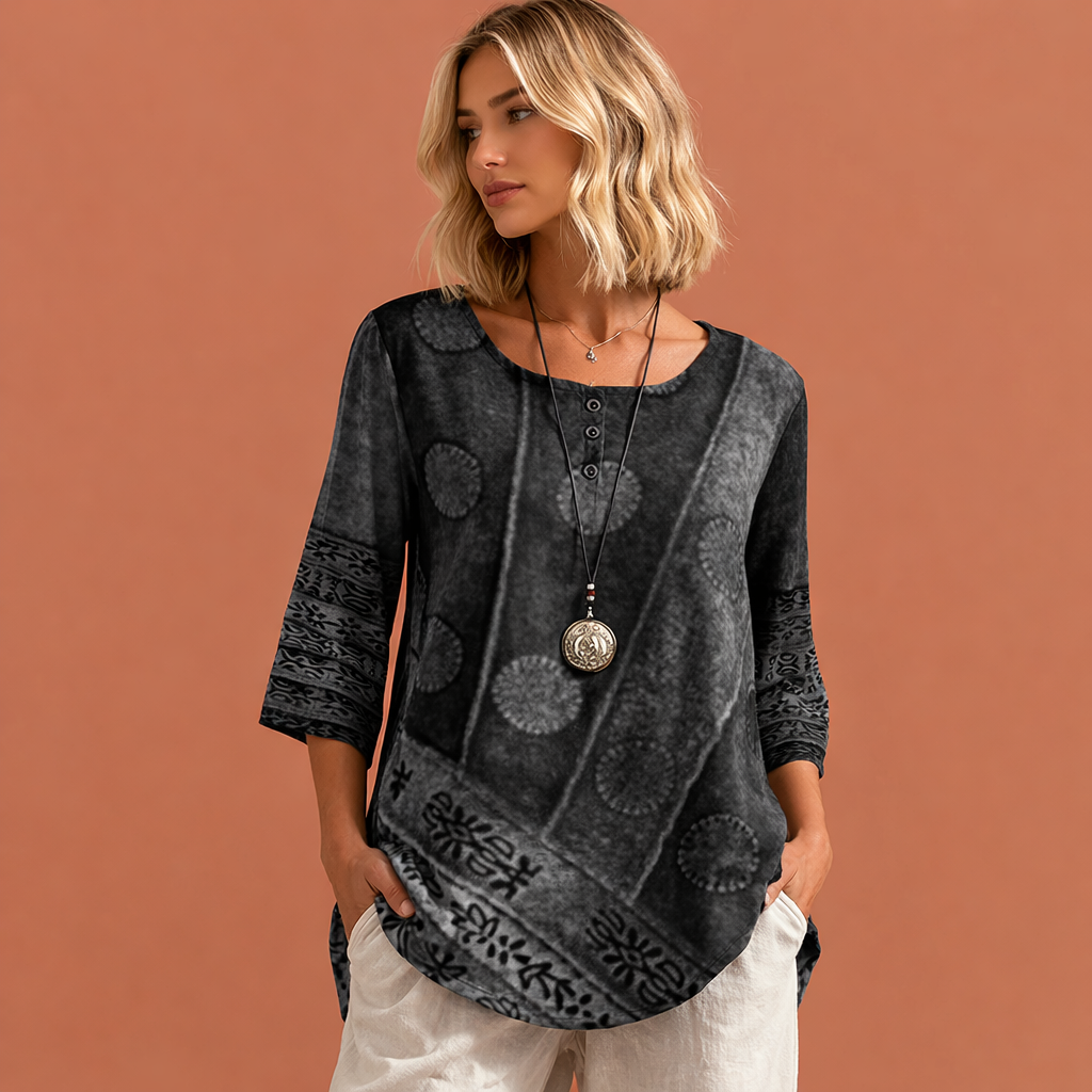 Trendy oversized dames topje met een stijlvolle, kleurrijke print. Perfect voor casual of modieuze zomeroutfits.