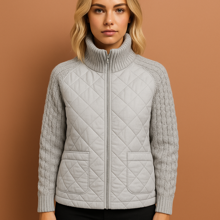 Close-up van het unieke patchwork patroon van dit gebreide damesvest. Zacht en warm, perfect voor casual mode.