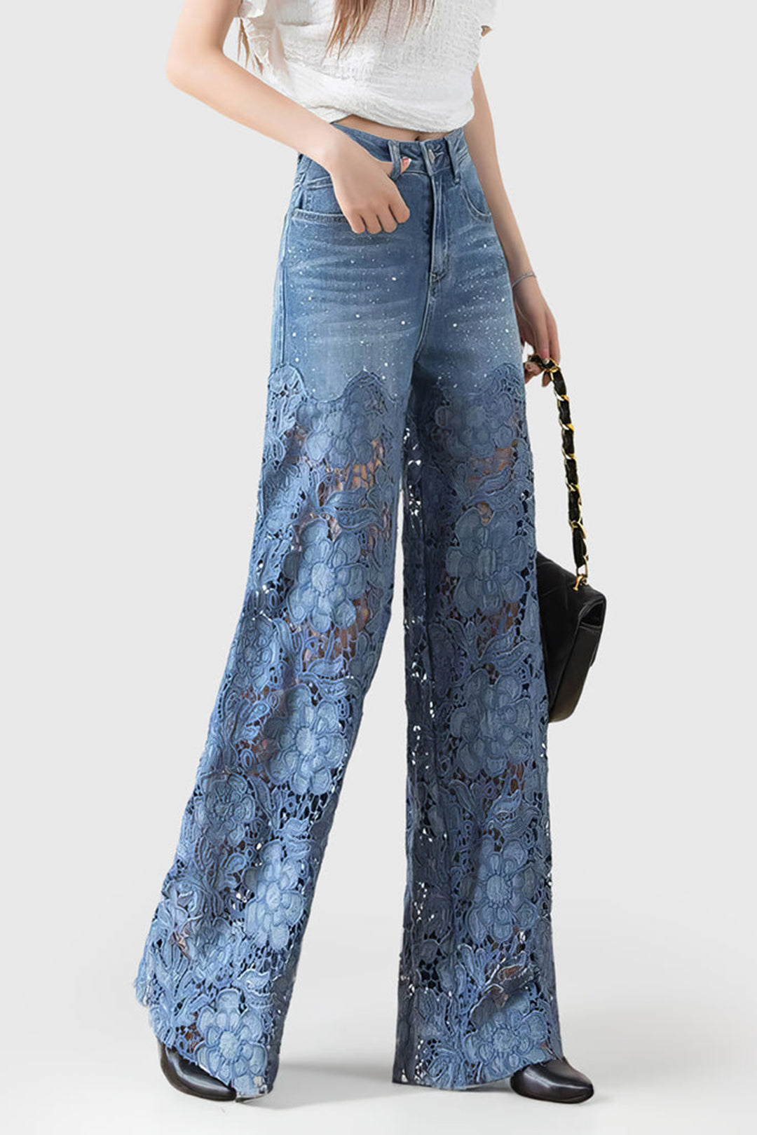 Dames patchwork jeans met wijde pijpen en elegante kanten details. Hemelsblauw denim voor een casual chic look.