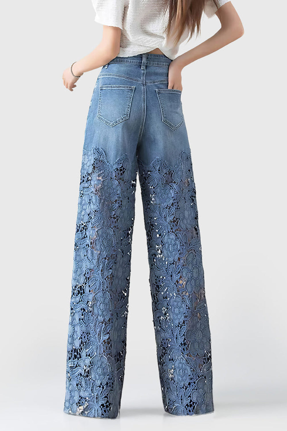 Modieuze dames patchwork jeans met comfortabele wijde pijpen en fijne kanten details. Een trendy statement piece.