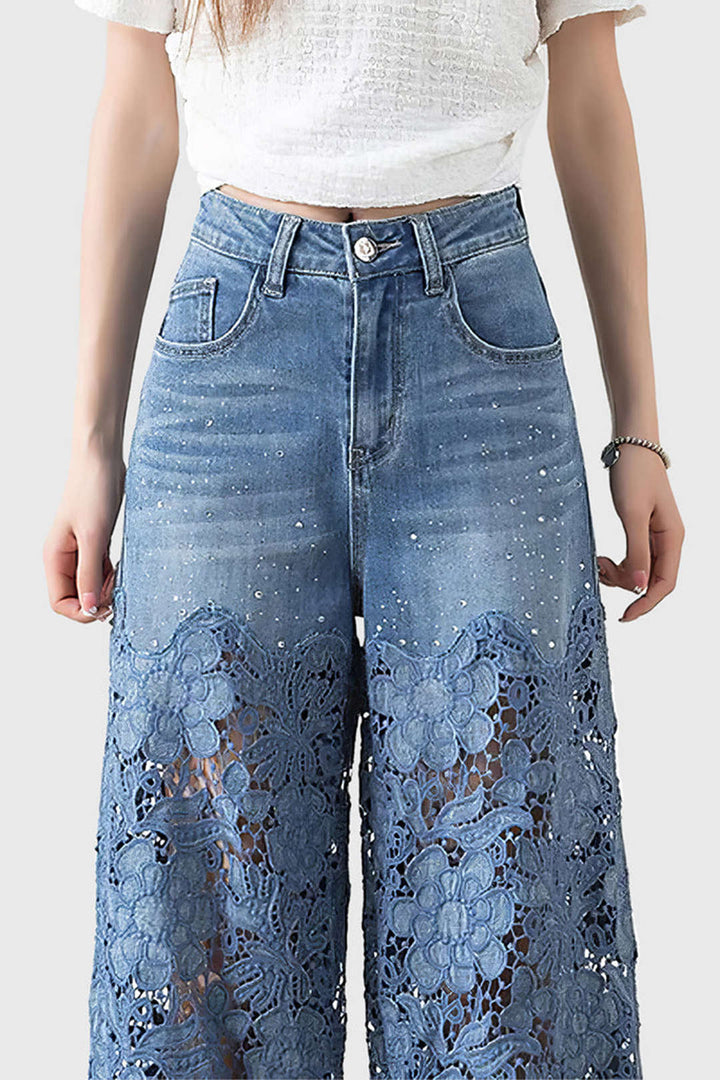 Hemelsblauwe dames patchwork jeans met wijde pijpen en unieke kanten details, perfect voor een modieuze look.