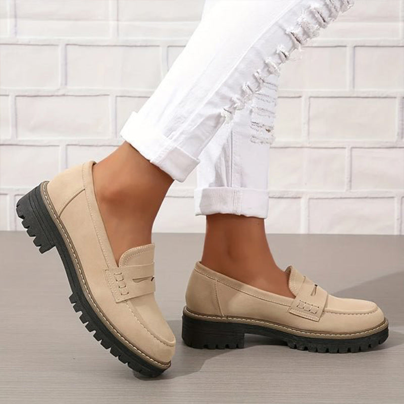 Zwarte dames penny loafers met trendy dikke zool, perfecte slip-on schoenen voor casual of formele outfits.