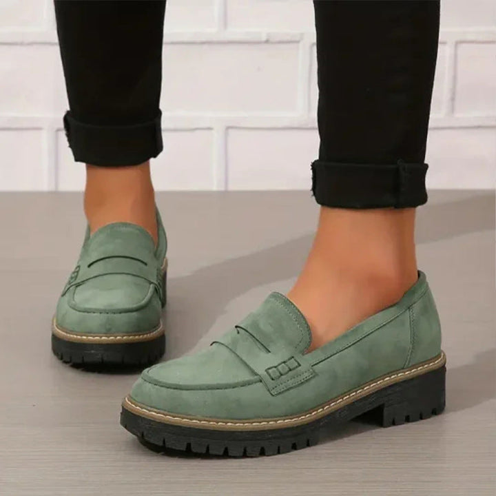 Klassieke penny loafers voor dames, voorzien van een comfortabele dikke zool en elegante uitstraling.