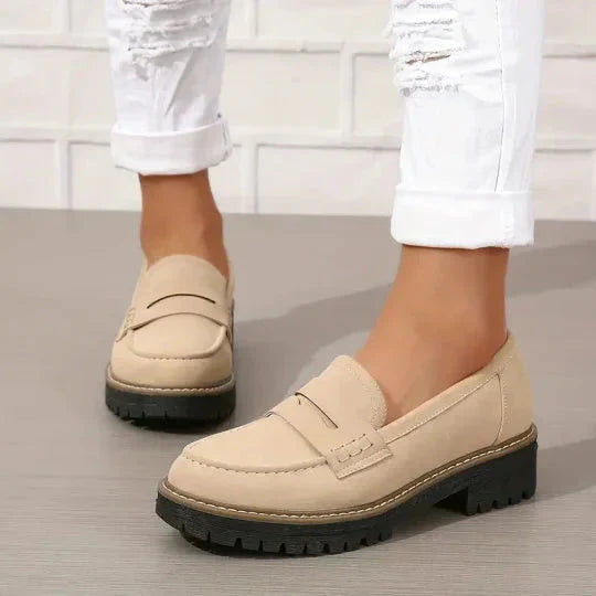 Trendy dames penny loafers met opvallende dikke zool, biedt extra demping en een moderne uitstraling.