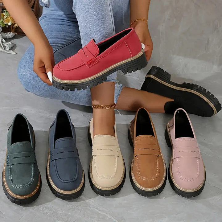 Detail van het penny-accent op comfortabele dames loafers met dikke zool. Perfecte werkschoenen.