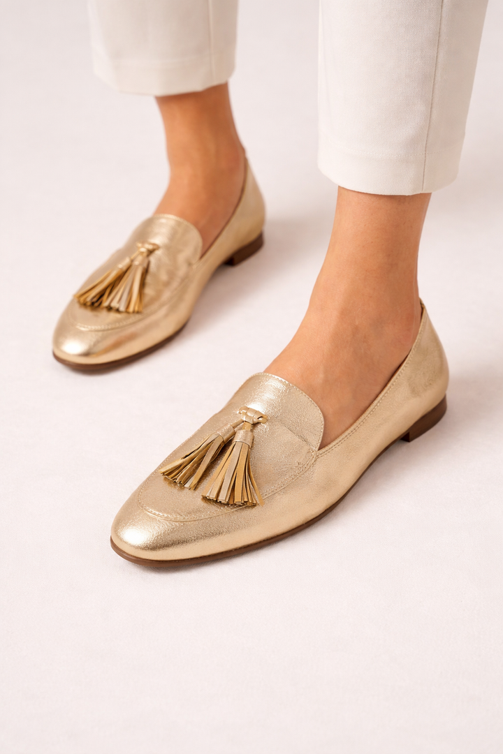 Dames platte instappantoffels van lederlook met decoratieve goudkleurige kwastjes; comfortabele slip-on schoenen.