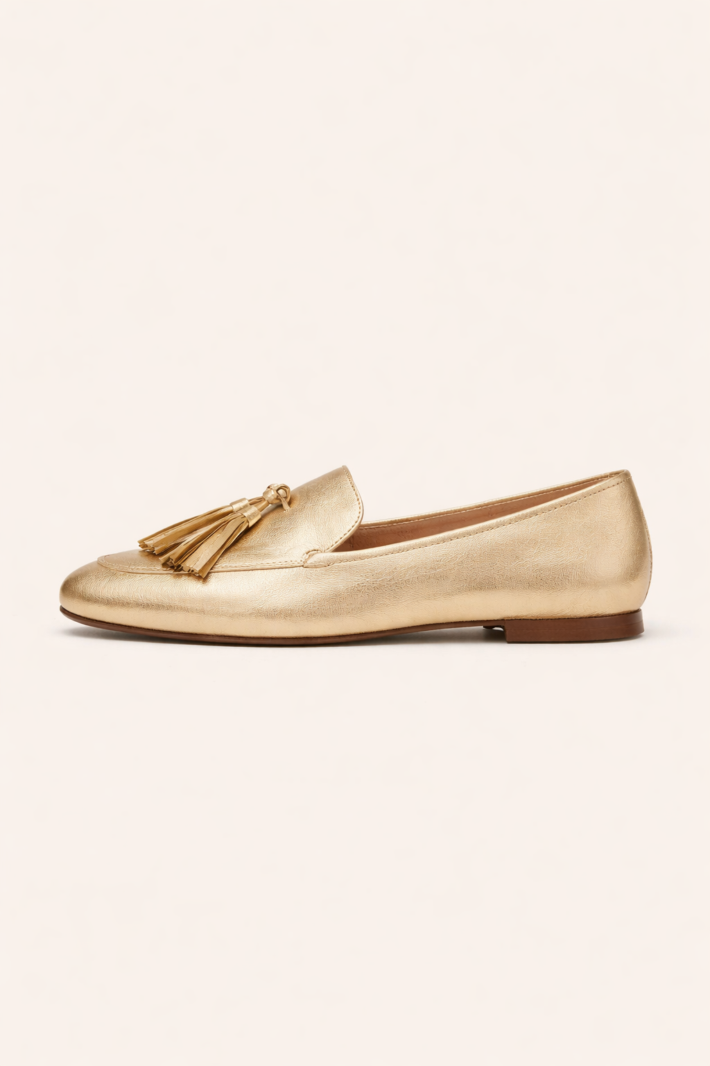 Trendy dames platte instappers in lederlook met stijlvolle gouden kwastjes; comfortabele slip-on schoen.
