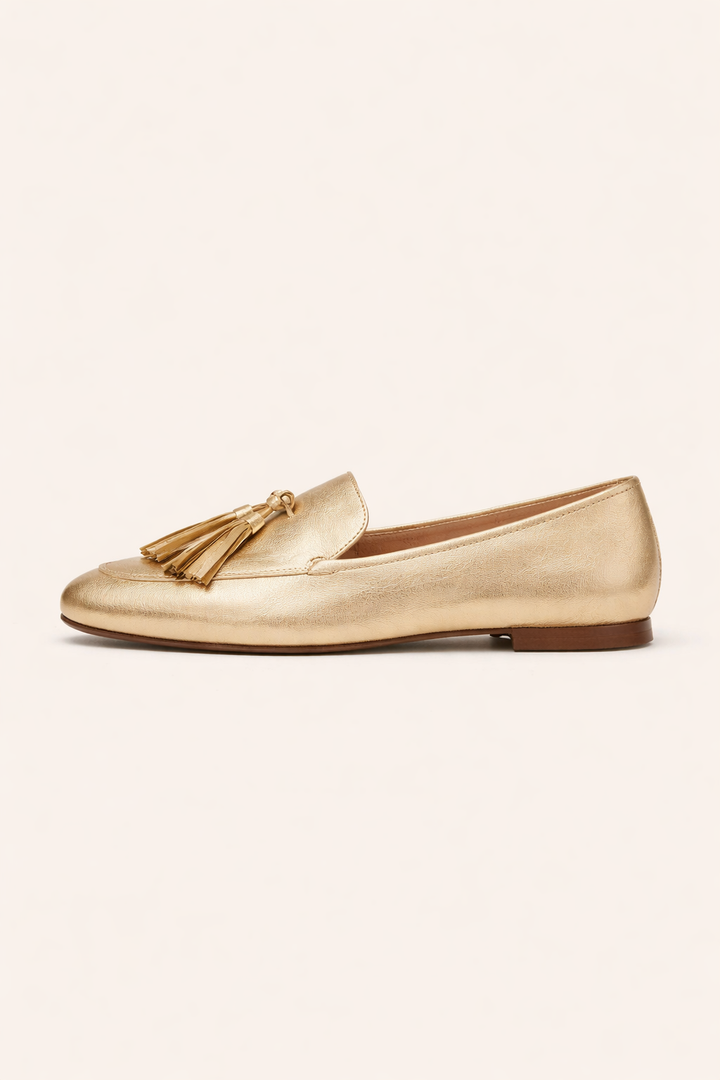 Trendy dames platte instappers in lederlook met stijlvolle gouden kwastjes; comfortabele slip-on schoen.