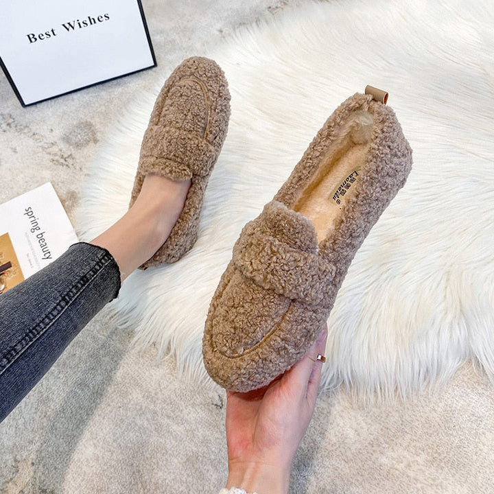 Dames pluche pantoffels in crème, zwart, khaki; warme sloffen met zachte antislip zool voor comfort binnenshuis.