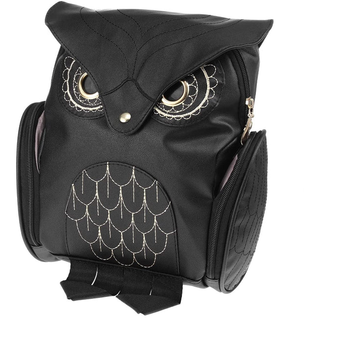 Damesrugzak met uilenprint op de rug van een vrouw, toont comfort, stijl en praktische functionaliteit.