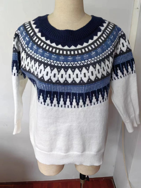 Detailopname van de dames pullover met kenmerkend Noors yoke breipatroon rond de ronde hals.