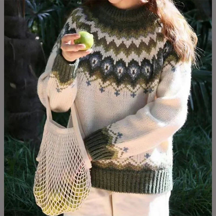 Opgevouwen dames pullover met Noors yoke patroon, klaar voor koude winterdagen. Vrouwenkleding.