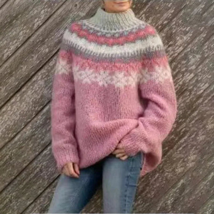 Vrouw geniet in comfortabele dames pullover met Noors yoke, ideaal voor winterse casual momenten.