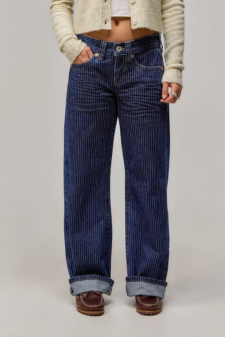 Stijlvolle damesbroek met rechte wijde pijpen; perfect voor een comfortabele en trendy casual look.