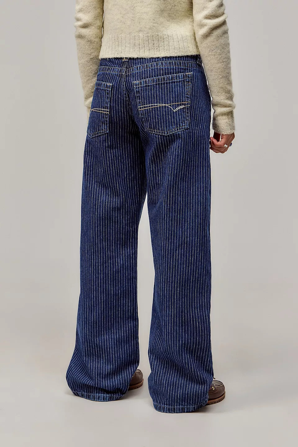 Comfortabele dames broek met rechte pasvorm en wijde pijpen, ideaal voor een relaxte urban stijl.
