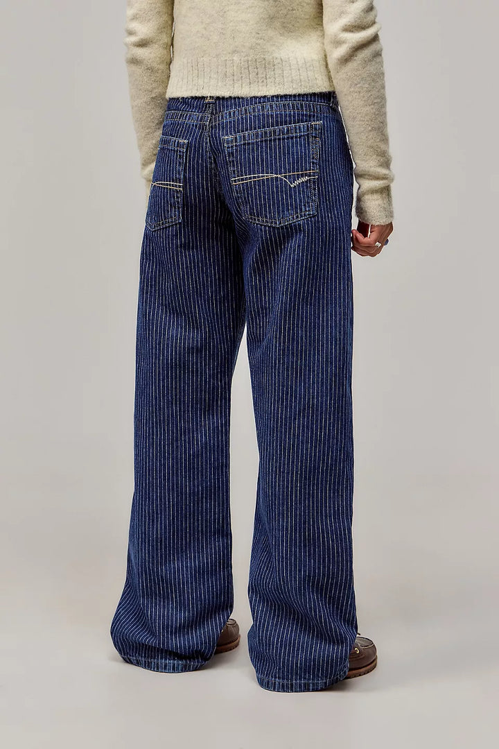 Comfortabele dames broek met rechte pasvorm en wijde pijpen, ideaal voor een relaxte urban stijl.