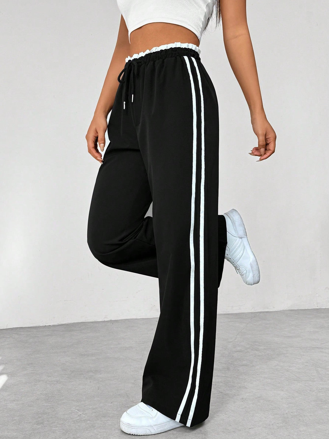 Dames rechte joggingsbroek met trekkoord, comfortabele losse pasvorm voor sportieve of casual lente/herfst outfit.