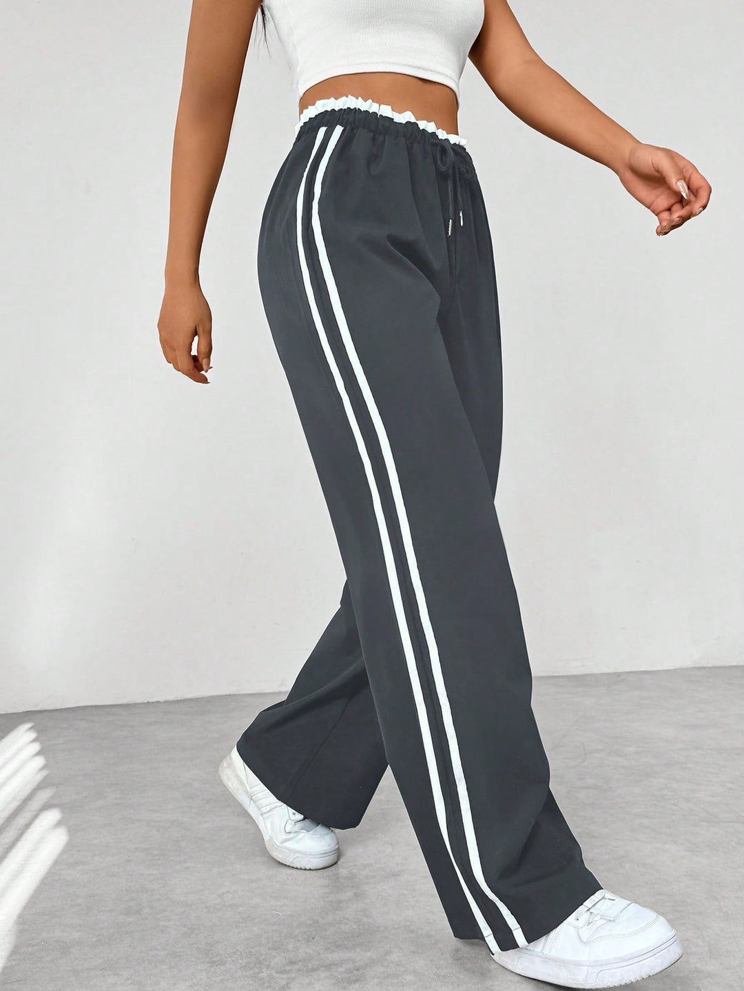 Casual dames joggingsbroek met rechte pijpen en trekkoord, ideaal voor dagelijks comfort en een relaxte streetwear look.