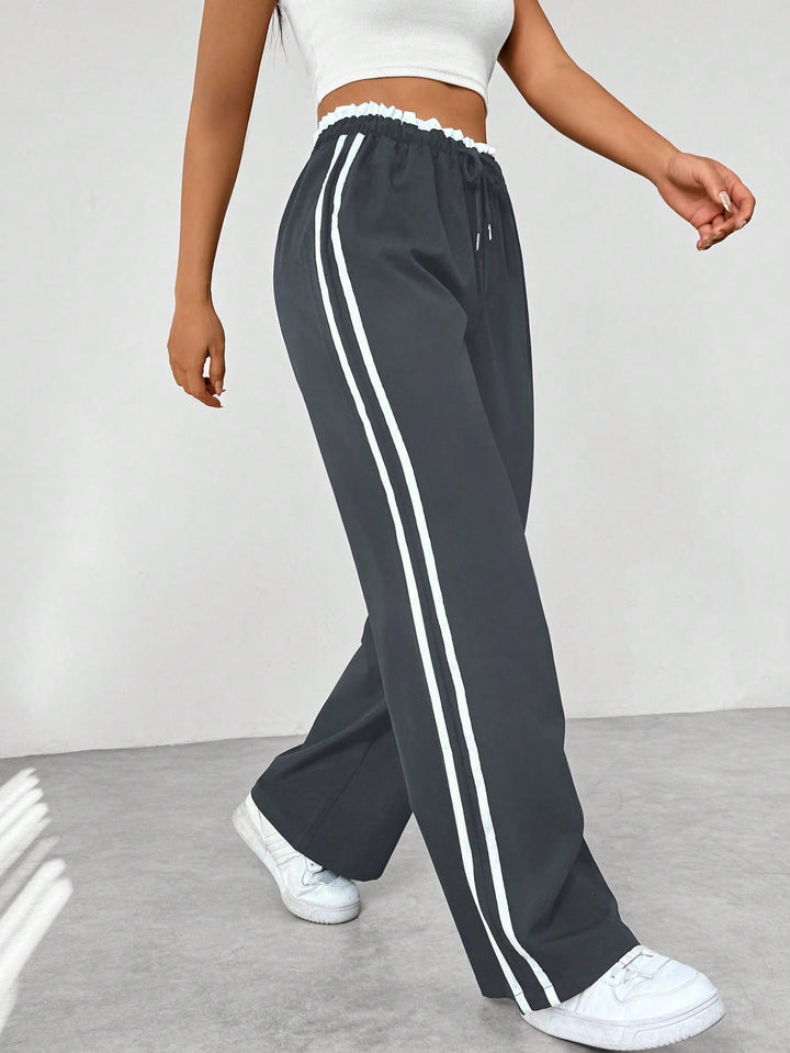 Casual dames joggingsbroek met rechte pijpen en trekkoord, ideaal voor dagelijks comfort en een relaxte streetwear look.