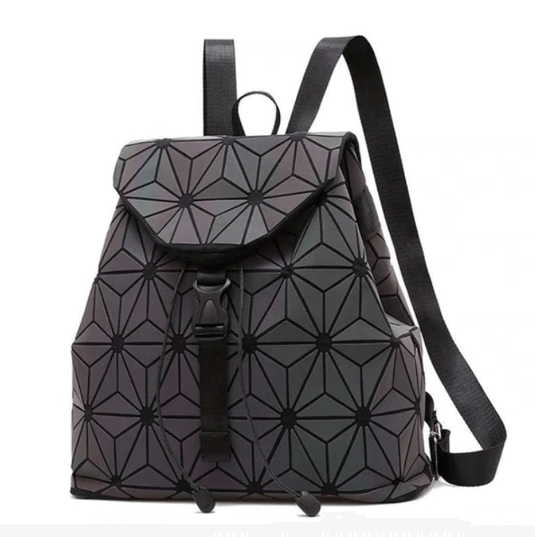 Zij-aanzicht van de trendy reflecterende dames rugzak met uniek geometrisch patroon en kleurverandering.