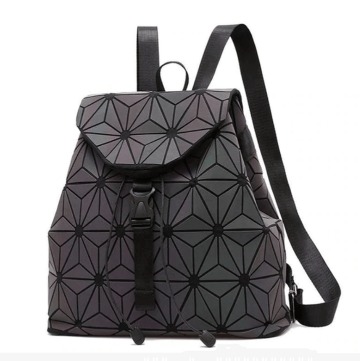 Zij-aanzicht van de trendy reflecterende dames rugzak met uniek geometrisch patroon en kleurverandering.