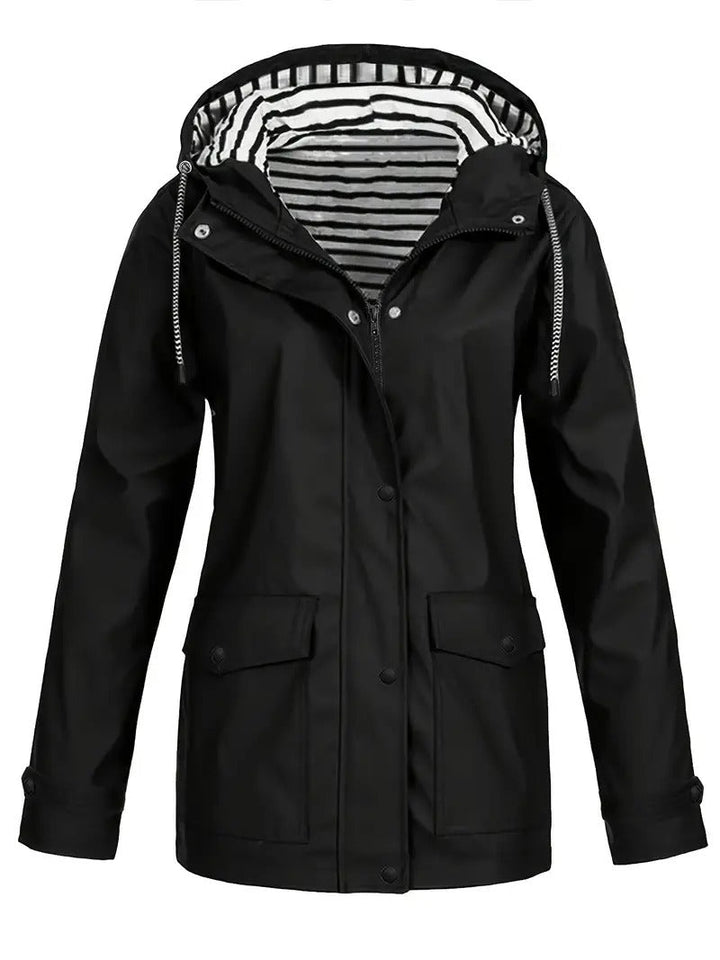 "Dames regenjas met strepenvoering, verstelbare capuchon, waterafstotend in modern marineblauw, perfecte herfststijl."