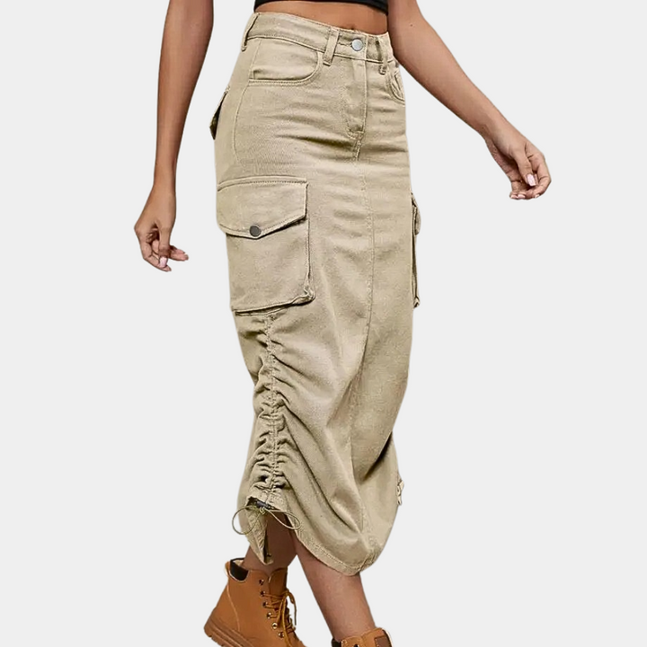 Trendy dames cargo rok met retro look. Midi model voor een stijlvolle, comfortabele outfit. Perfect voor lente mode.
