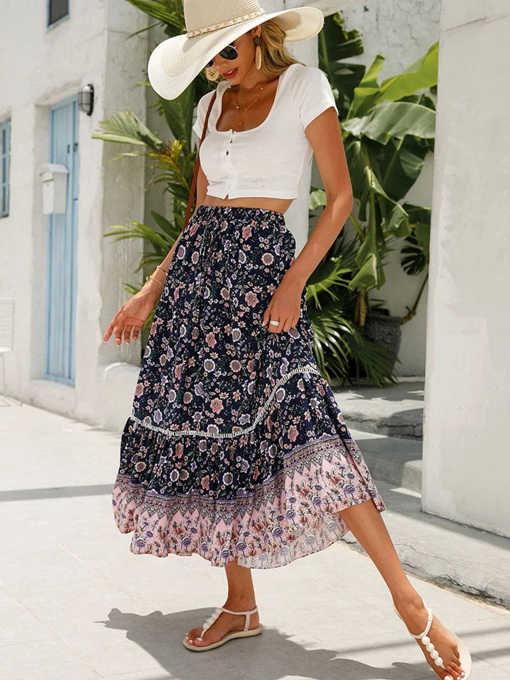 Comfortabele dames midi rok met levendige, meerkleurige retro print. Een elegante en vrouwelijke zwierige zomerrok.