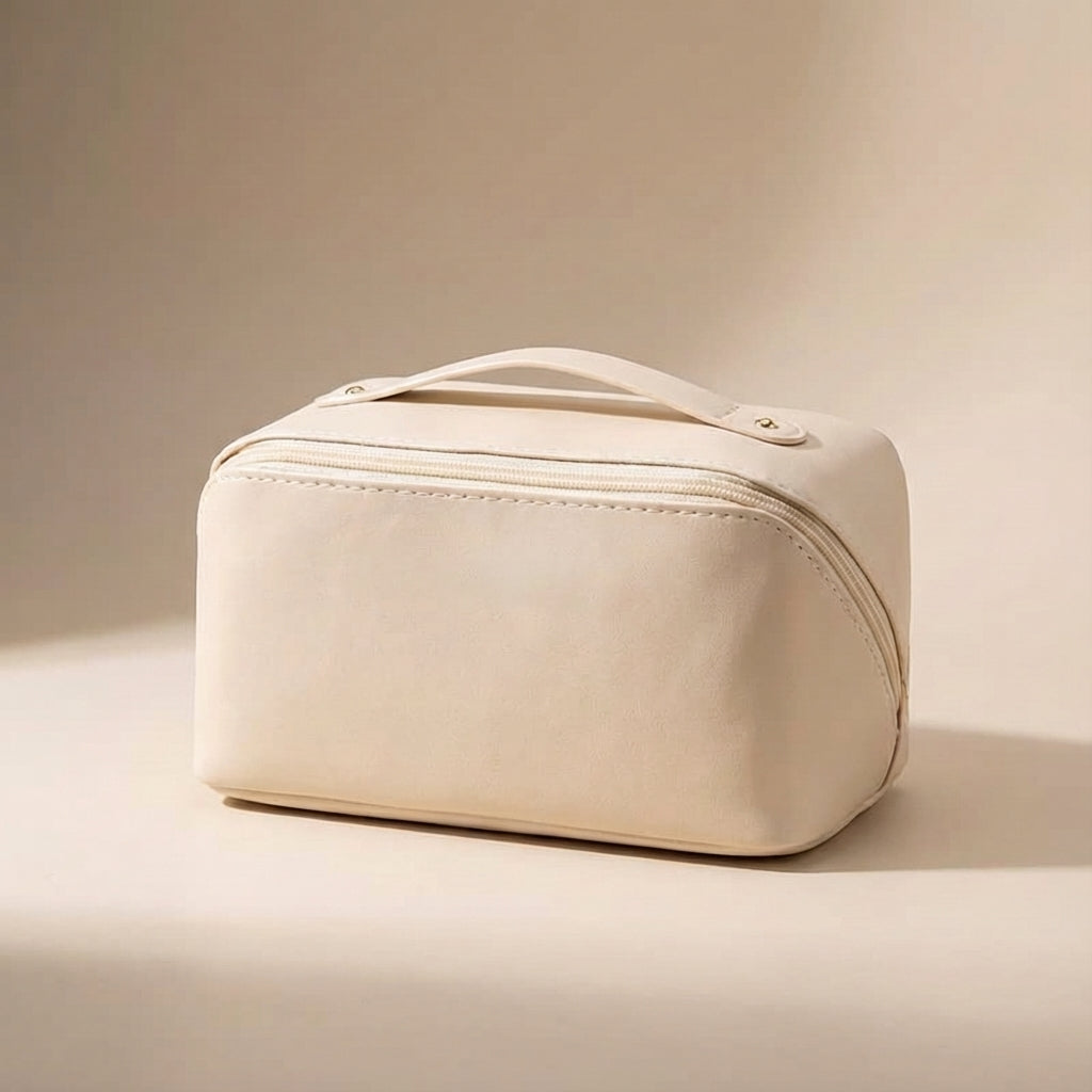 Georganiseerde dames beautycase met verstelbare vakken, perfect voor make-up en toiletartikelen op reis.