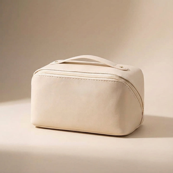 Georganiseerde dames beautycase met verstelbare vakken, perfect voor make-up en toiletartikelen op reis.