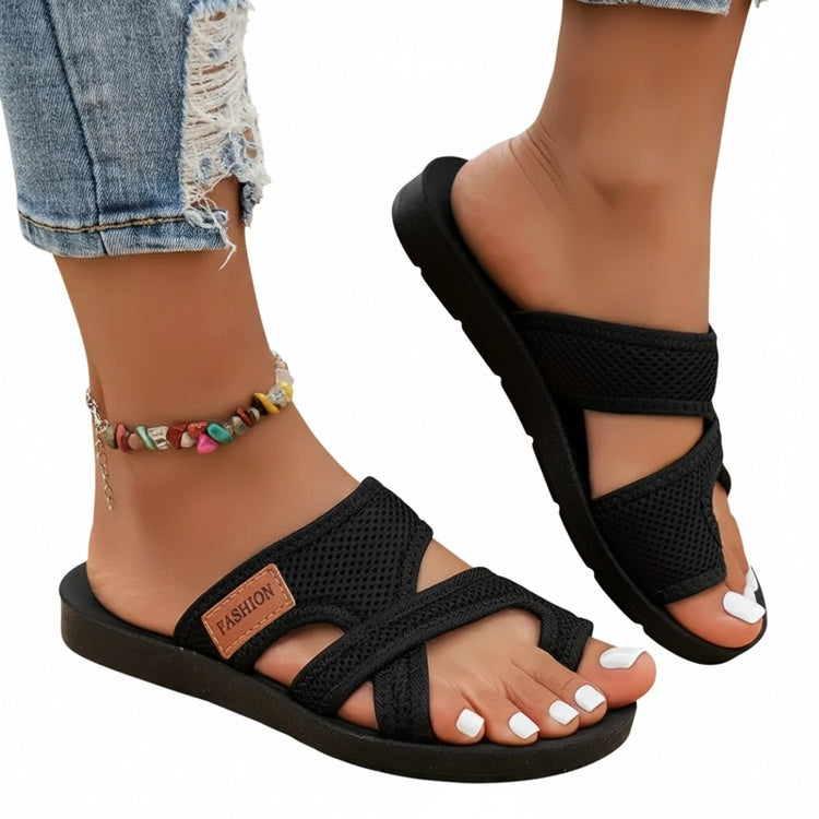 Dames sandalen met gekruiste bandjes en platte zool voor comfort en stijl. Perfecte zomerschoenen.