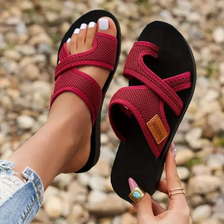 Casual strandsandalen voor dames met gekruiste bandjes en platte zool. Ideale zomerschoenen voor vrije tijd.