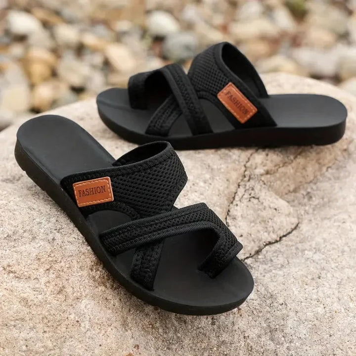 Veelzijdige comfort sandalen voor dames met gekruiste bandjes, platte zool. Geschikt als zomerschoenen & strandsandalen.