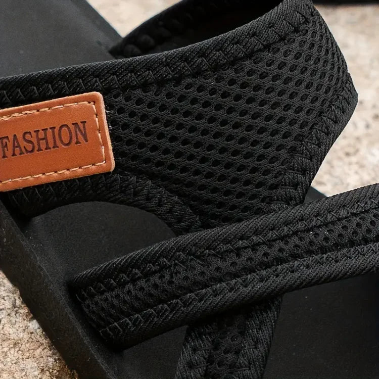 Modieuze dames sandalen met gekruiste bandjes en platte zool. Comfortabele en stijlvolle zomerschoenen voor damesmode.