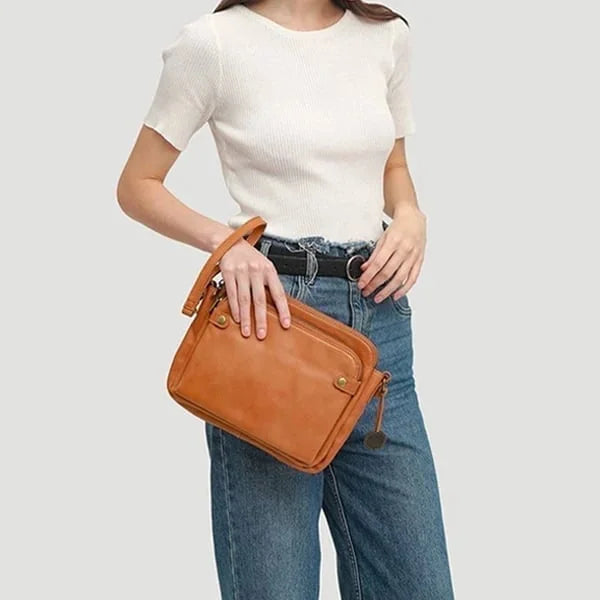 Zwarte dames crossbody tas met verstelbare schouderriem. Praktisch en stijlvol, perfect als dagelijkse tas.
