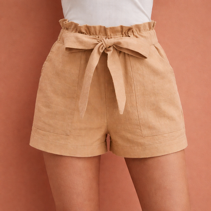 Zomerse dames shorts met strikceintuur en hoge taille. Een modieus en flatterend damesmode item.