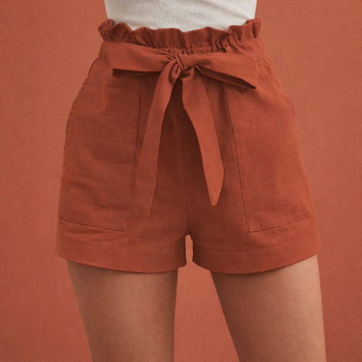 Kleurrijke dames shorts met strikceintuur en hoge taille. Comfortabel en stijlvol voor de zomer.