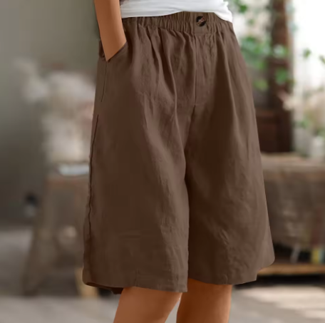 Achteraanzicht van de comfortabele dames shorts, relaxed fit met elastische taille.