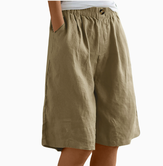 Vooraanzicht van modieuze dames shorts met handige zijzakken en elastische taille.
