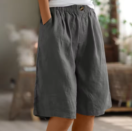 Modieuze zomer shorts voor dames met elastische taille en praktische zijzakken.