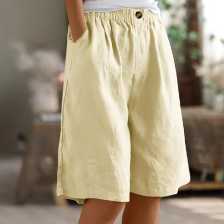 Vrouwen korte broek, relaxed fit, met elastische tailleband en handige zijzakken.